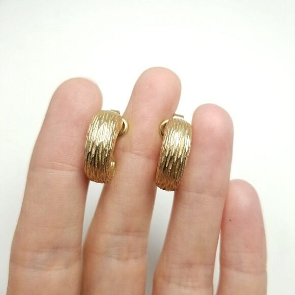 Vintage Avon Textured Gold Tone Huggie Hoop Clip On Earrings, Classic Design - Picture 2 of 6